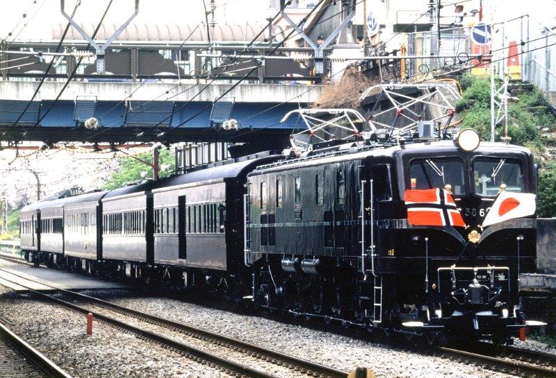写真�J 最後のお召列車をけん引する姿 2001（平成13）年3月28日