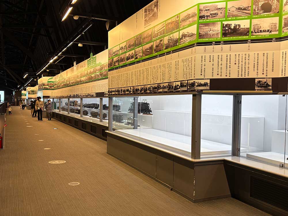 本館2F 車両年表下展示スペース